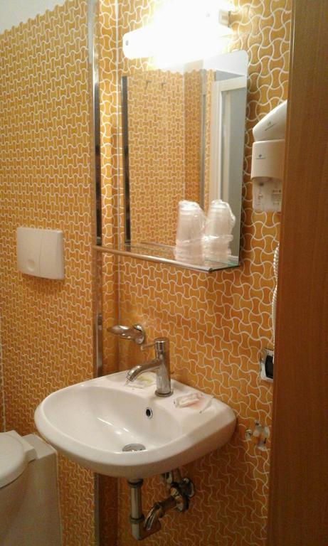 Single Room,737591272:JPEG